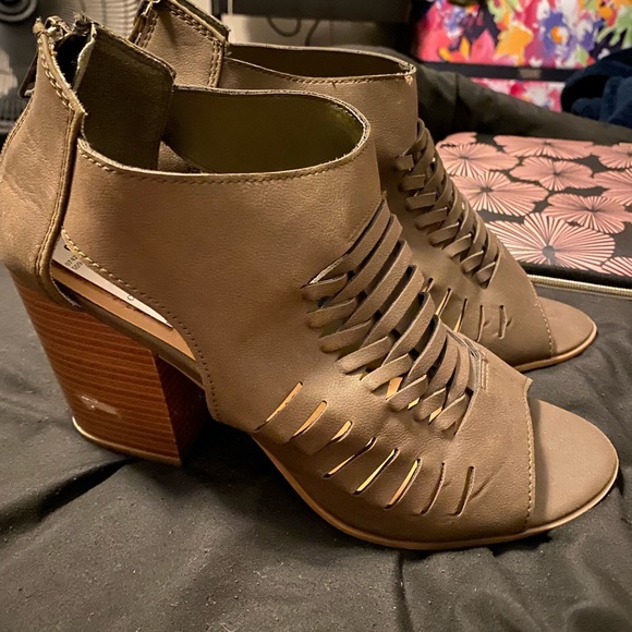 Heels - Picture 2 of 2